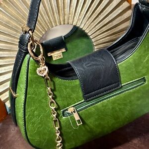 Class & Style in 1~beautiful bag with heart charm accents *Guch*